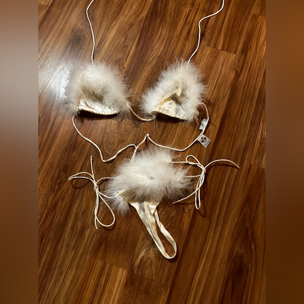 Fun feathery lingerie set. Super saucy!